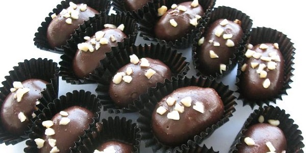 Cara  Senang Topping Almond London, Tangan Pun Tak Comot  Melekat Coklat