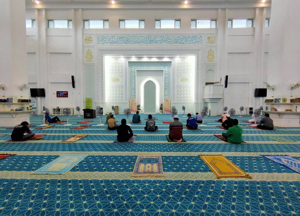 [ FOTO ] Masjid Di IPT Tempatan Perlahan-Lahan Terima Kunjungan Jemaah Tunai Solat Jumaat