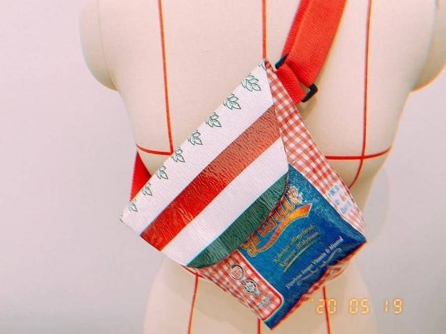 Pereka Fesyen Dari Johor Popularkan Beg Tangan Plastik Biskut Jenama Legend, Vintage Habis!