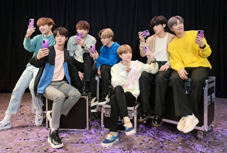 ARMY Perlu Rebut! Telefon Pintar & Earbuds Edisi Khas BTS Ini Memang Comel