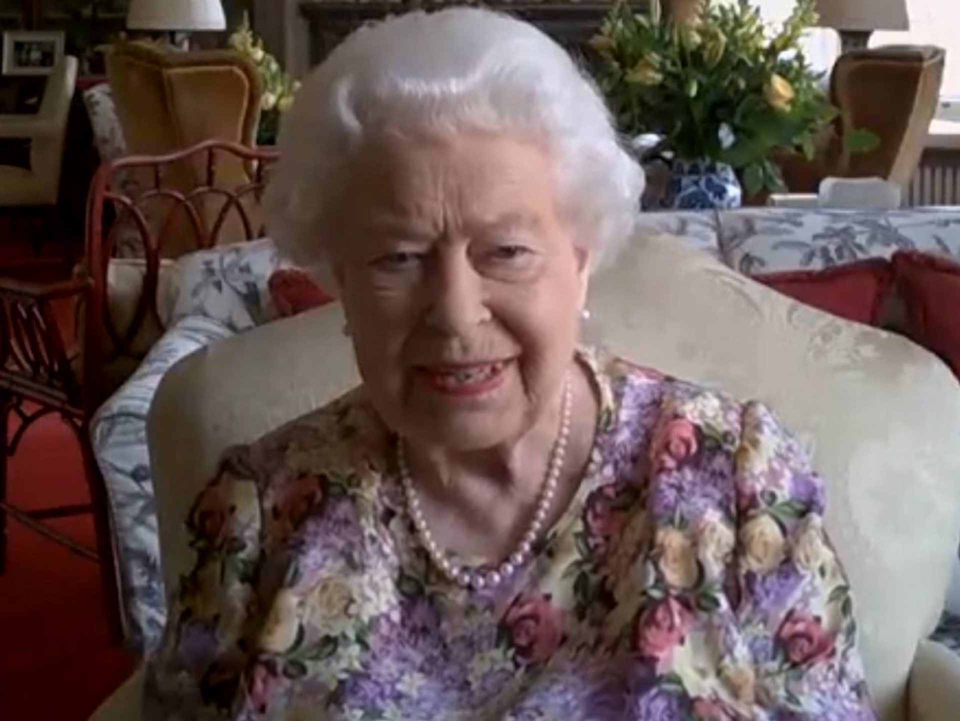 Ratu Elizabeth Memang ‘Mantul’! Lihat Panggilan Video ZOOM Pertama Baginda