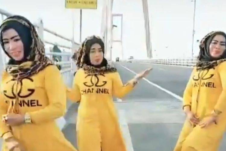3 Wanita Rakam Video Tik Tok Di Jambatan Didenda, Beri Pengajaran Pada Orang Awam