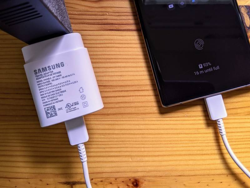 Akan Ikut Langkah, Samsung ‘Setuju’ Dengan Tindakan Apple Tak Sediakan Charger?