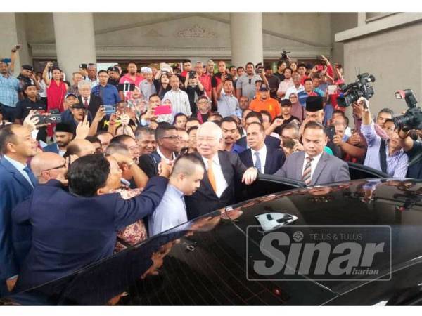 Penyokong DS Najib Langsung Tiada Penjarakan Sosial! Mungkinkah Wujud Kluster Mahkamah?