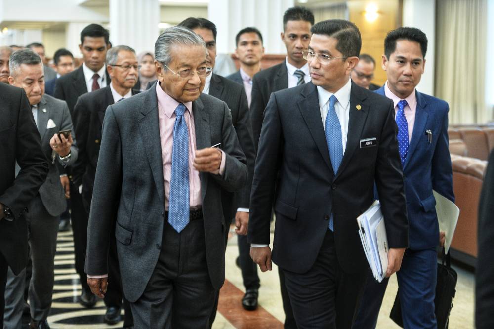 Boom! Temui Tun M Di Masjid, Netizen Puji Adab Azmin Ali Pada Hari Mulia