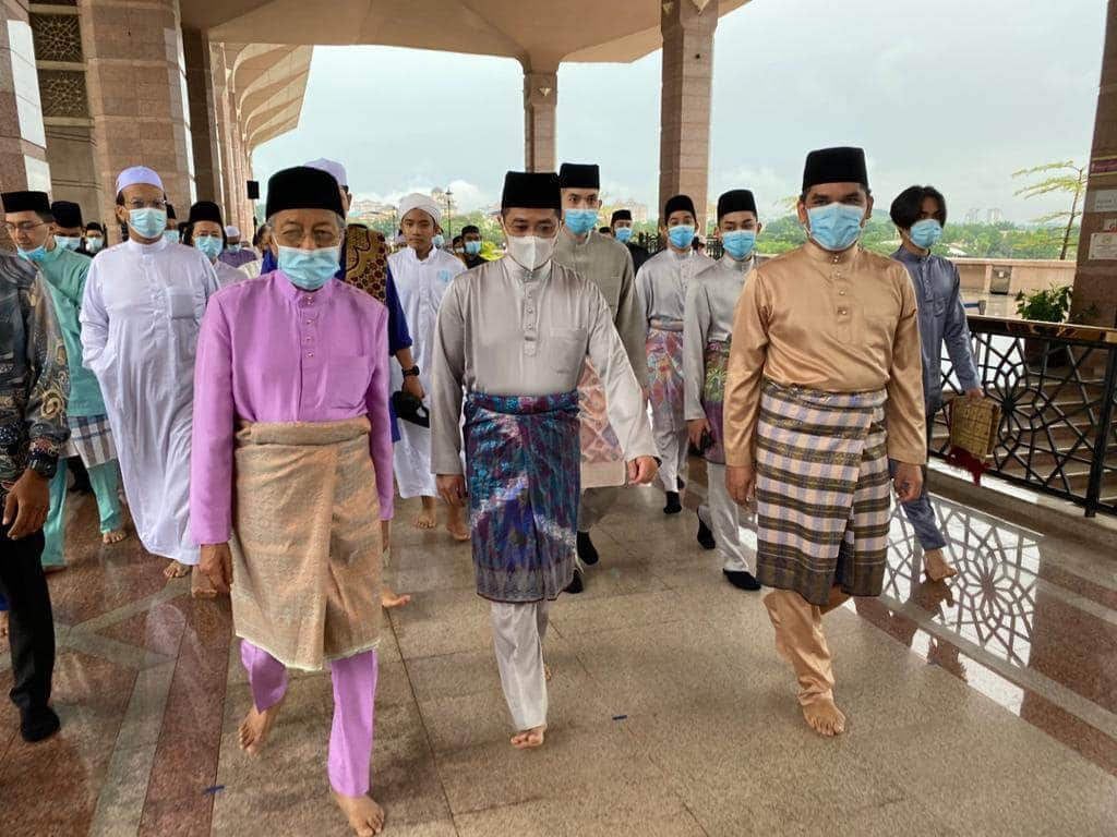 Boom! Temui Tun M Di Masjid, Netizen Puji Adab Azmin Ali Pada Hari Mulia