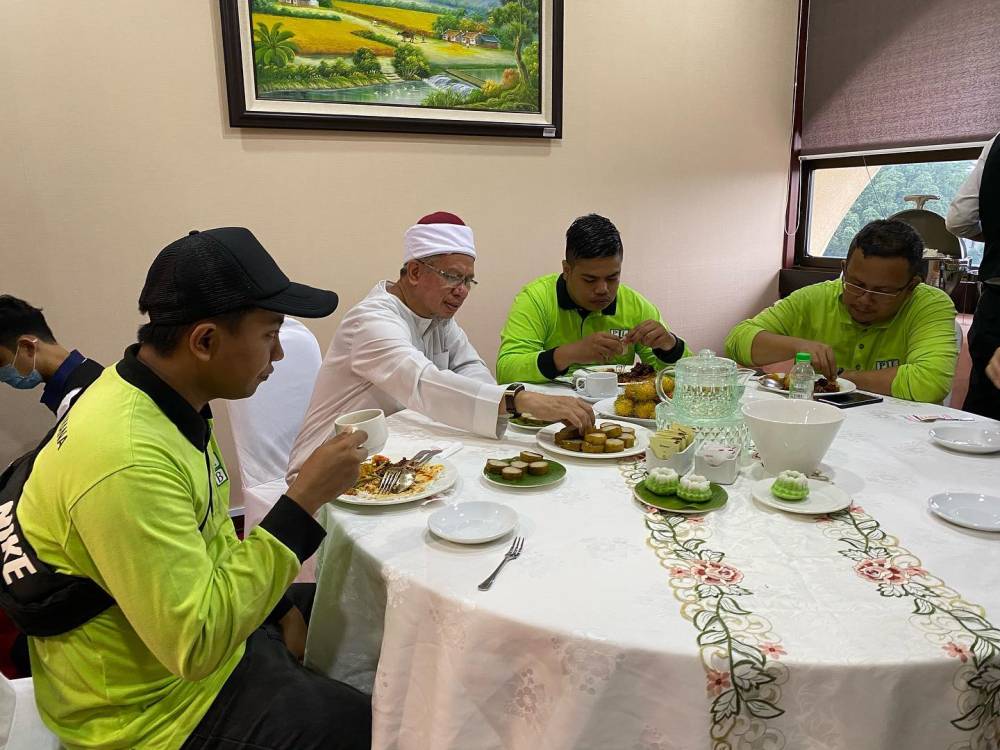 Sarapan Bersama Guard &#038; Tukang Cuci Pejabat, Peribadi Mulia Menteri Agama Disanjung Netizen