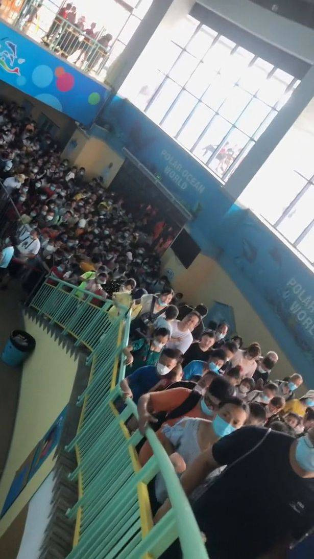 Kes COVID-19 Masih Meningkat, Rakyat China Bersesak Di Tempat Pelancongan Wuhan