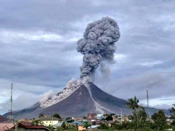 Lagi Dugaan 2020, Gunung Berapi Sinabung Muntah Abu Vulkanik. Malaysia Bakal Berdepan Asap Debu