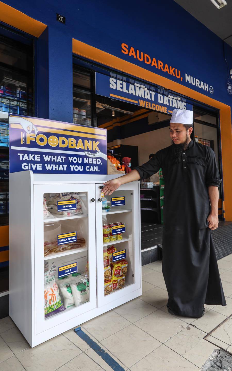 Ustaz Ebit Lew Sediakan Food Bank Di Hadapan Pasarayanya, Berkongsi Rezeki Tak Kira Bangsa &#038; Agama
