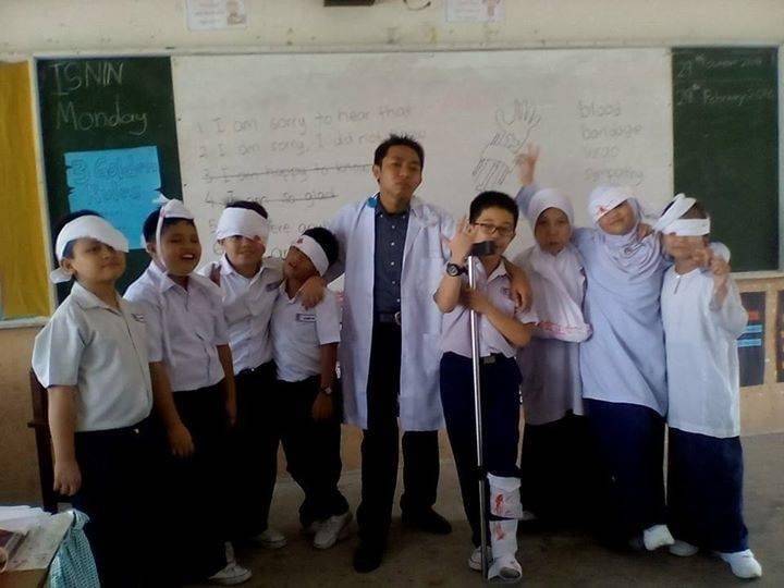 Ambil Masa 5 Jam Ke Sekolah Melalui Jalan Balak, Cikgu Nazmi Bangga Tolong Anak Bangsa