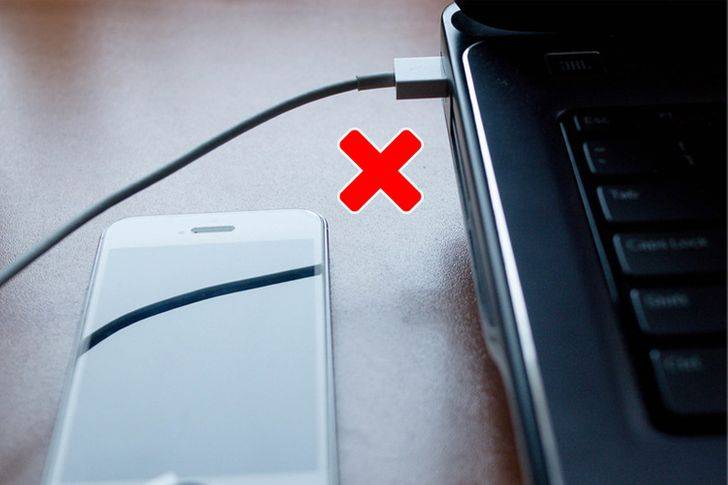 9 Kesilapan Mengecas Telefon Bimbit Yang Korang Perlu Berhenti Buat Kalau Nak Bateri Tahan Lama