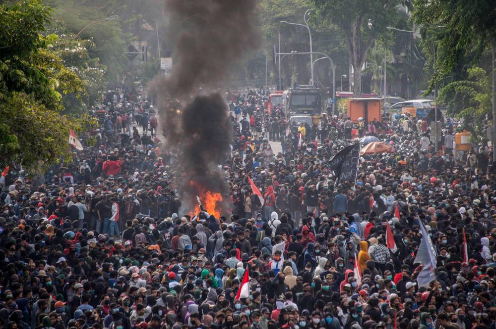 Indonesia Trending Di Twitter, Lebih 1,000 Individu Ditahan Tunjuk Protes