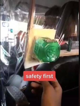 Kurangkan Risiko, Pemandu E-hailing Pasang Plastik Dalam Kereta Elak Covid-19