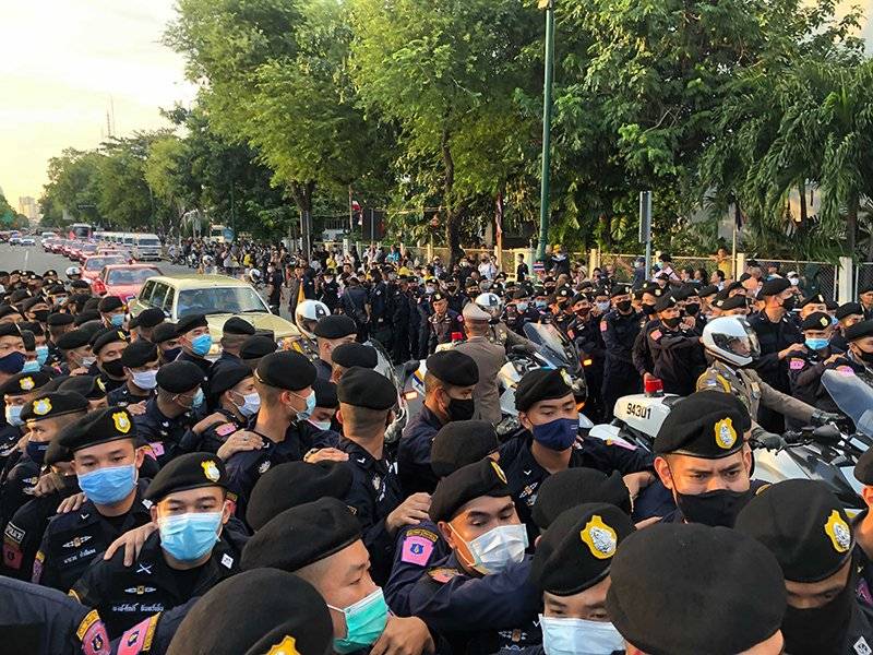 Selepas Indonesia, Demonstrasi Berlaku Di Bangkok! Simbol 3 Jari Saksi Kemarahan Rakyat