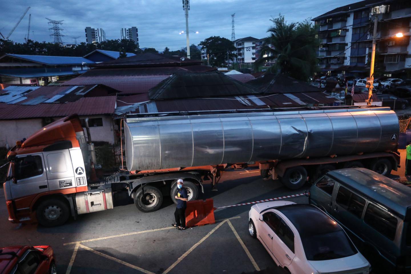 Ustaz Ebit Lew Beli Air 2 Lori Tangki Besar, Bantu Agih  Kepada Penduduk Selangor