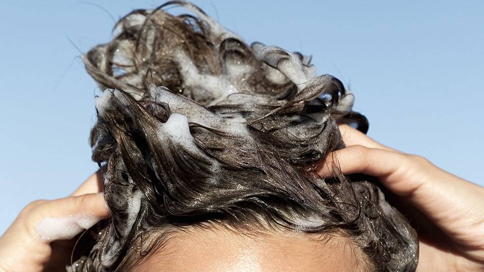 Risiko Cuci Rambut Tiap Hari, Salah Satunya Kelemumur Dan Kulit Kepala Bersisik