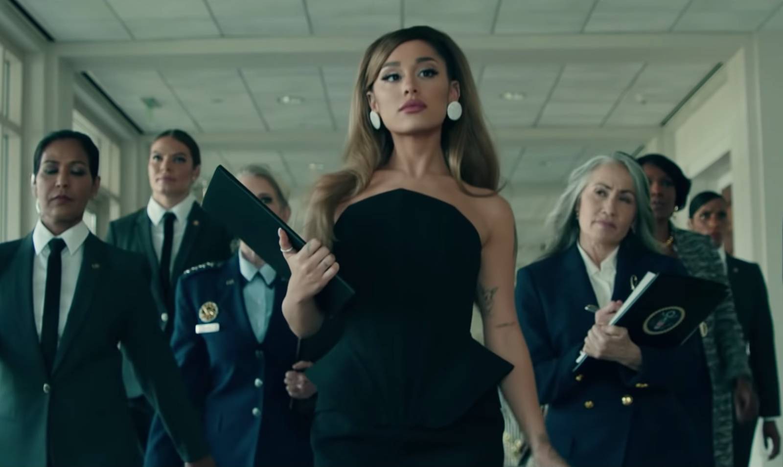 Ariana Grande Jadi Presiden Amerika, Ini 6 Stail Pilihan REMAJA Dalam MV ‘Positions’