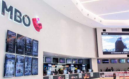 Enjin Kapal Terbang Terbakar Di Udara, Serpihan Berselerak Jatuh 