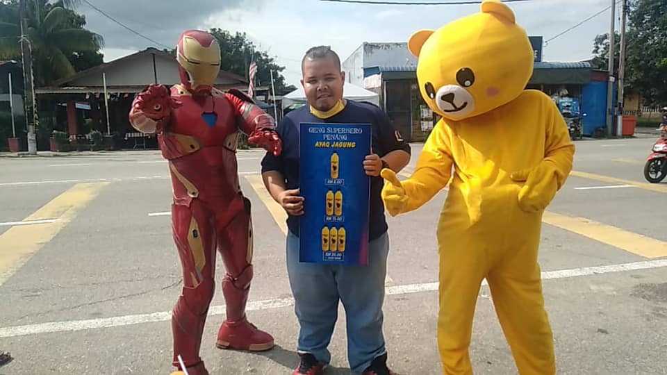 Keluar Dari Zon Selesa, Pemuda Pakai Kostum ‘Iron Man’ Jual Air Jagung Selepas Hilang Pekerjaan