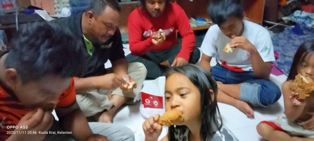 Aktivis Kongsi Wajah Gembira “Orang Susah’ Dapat  KFC! Murah Bagi Kita, Nikmat Bagi Mereka