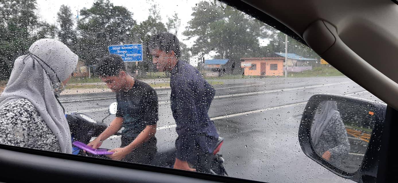 Cikgu Sanggup Redah Hujan Hantar Kertas Latihan, Risau Pelajar SPM Tak Belajar Time PKPB