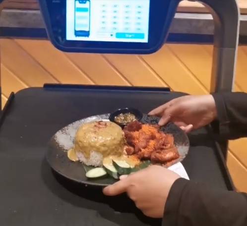 Restoran Ini Guna Khidmat Robot Untuk Menghantar Makanan, Galak Penjarakan Fizikal
