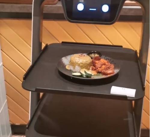 Restoran Ini Guna Khidmat Robot Untuk Menghantar Makanan, Galak Penjarakan Fizikal