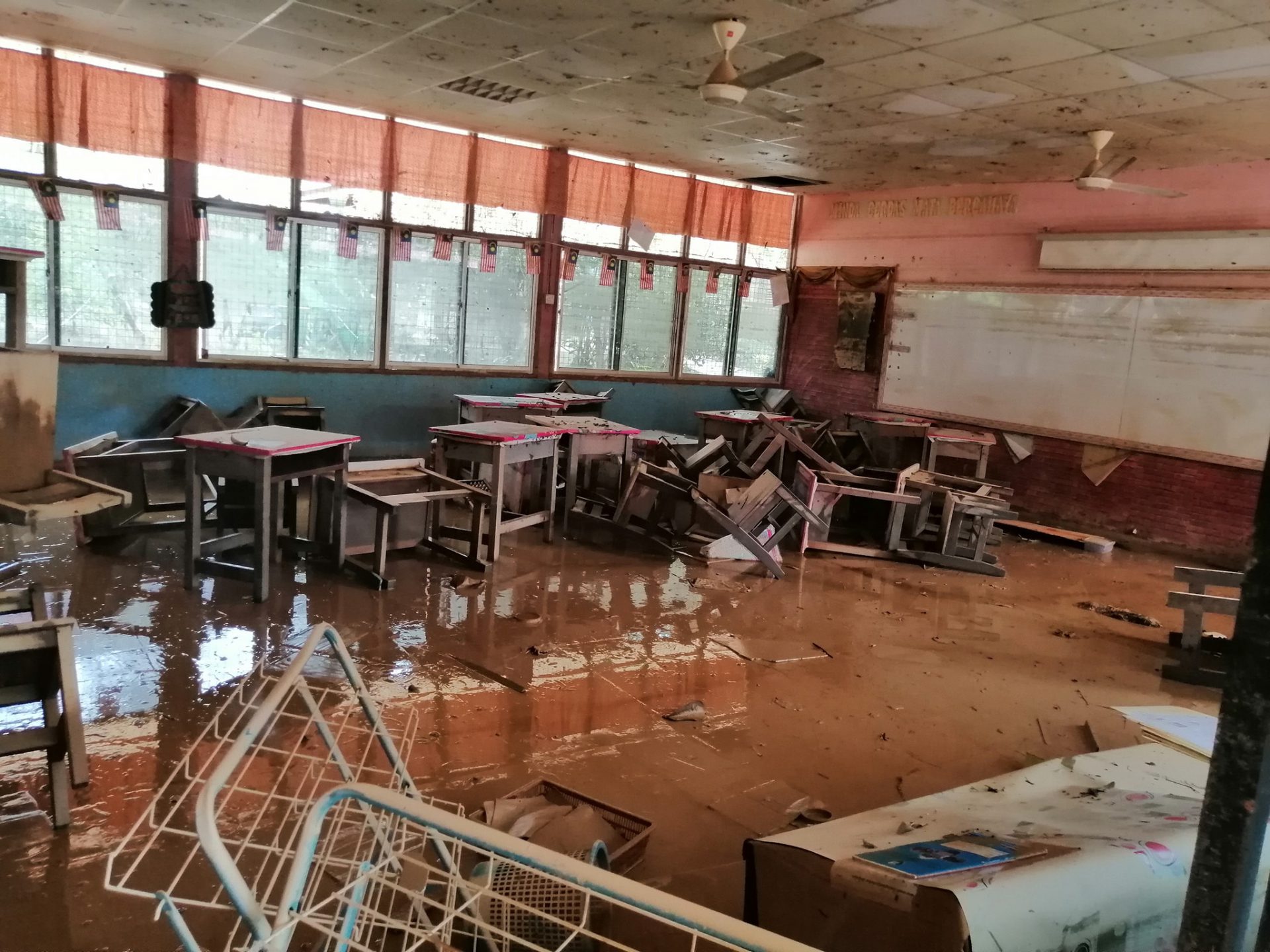 &#8220;Dahsyat Kerusi Dekat Kipas&#8221;, Guru Kongsi Gambar Terkini SK Wan Ibrahim Selepas Banjir Surut Di Kuala Lipis