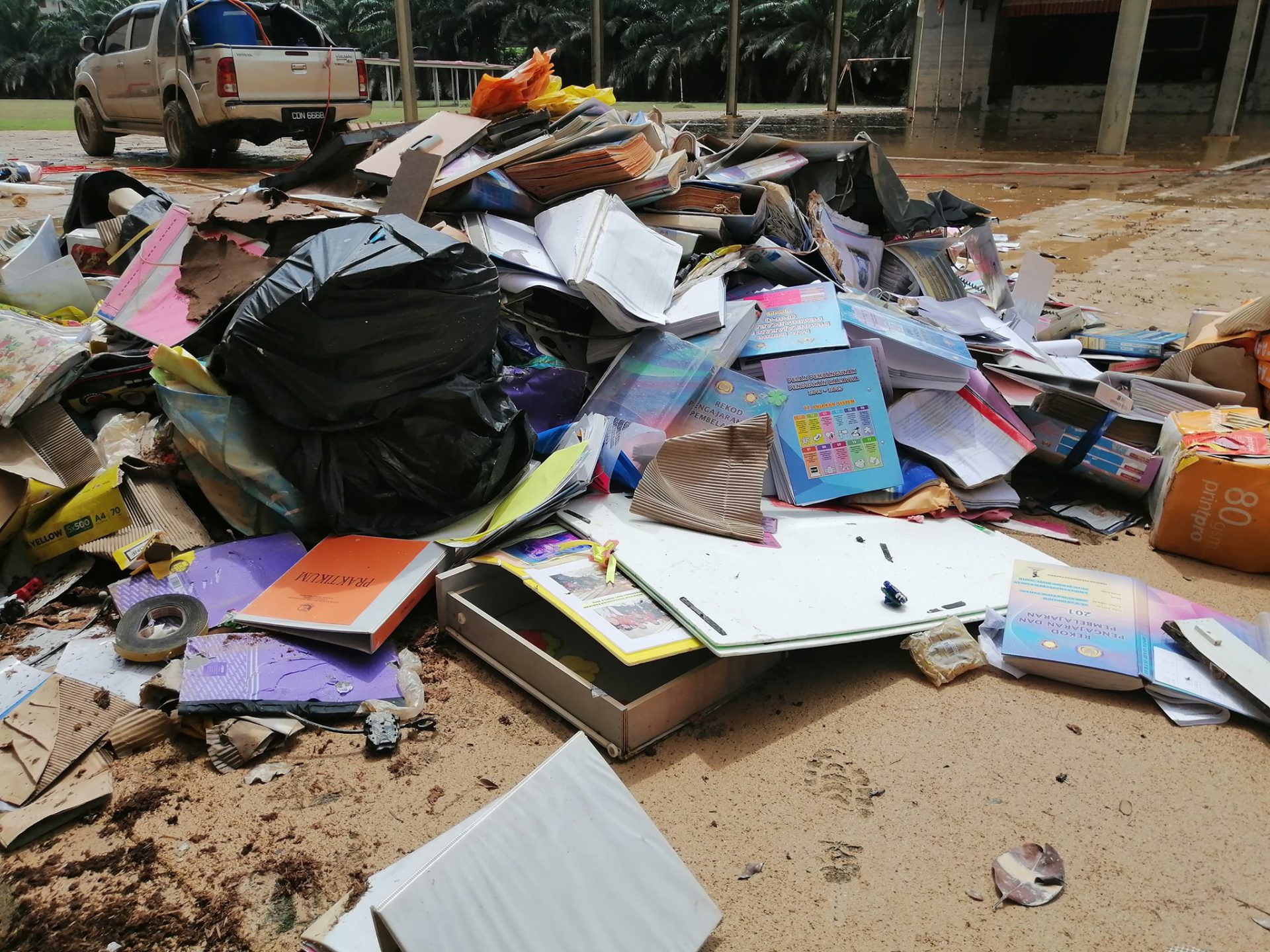 &#8220;Dahsyat Kerusi Dekat Kipas&#8221;, Guru Kongsi Gambar Terkini SK Wan Ibrahim Selepas Banjir Surut Di Kuala Lipis