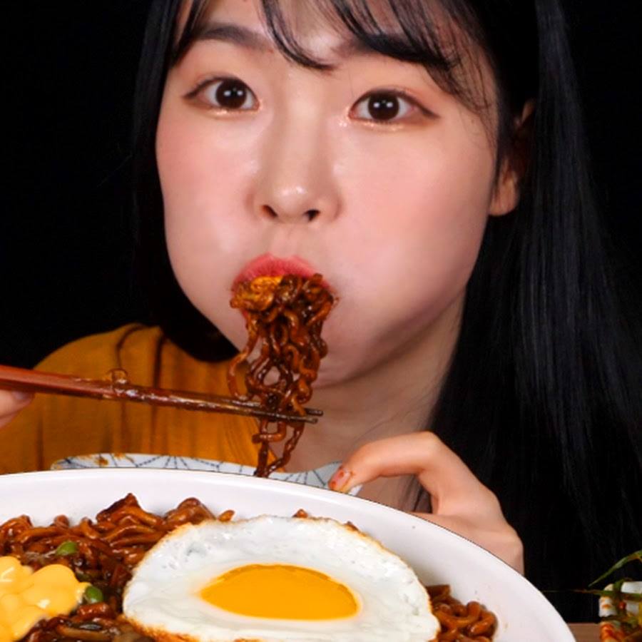 Kenyataan ‘Kimchi Adalah Makanan Korea’, YouTuber Mukbang Ditamatkan Kontrak Dari Agensi China