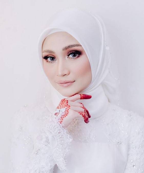 “Dia Pakai Tudung Sendiri!” Netizen Terpikat Lihat Busana Kahwin Ayda Jebat