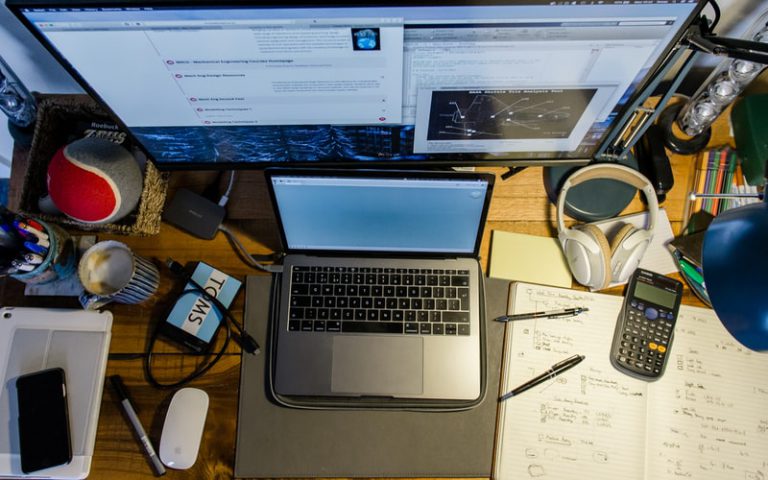 Duduk Rumah & Gajet Tak Lekang Dari Tangan, Korang Mungkin Alami Computer Vision Syndrome