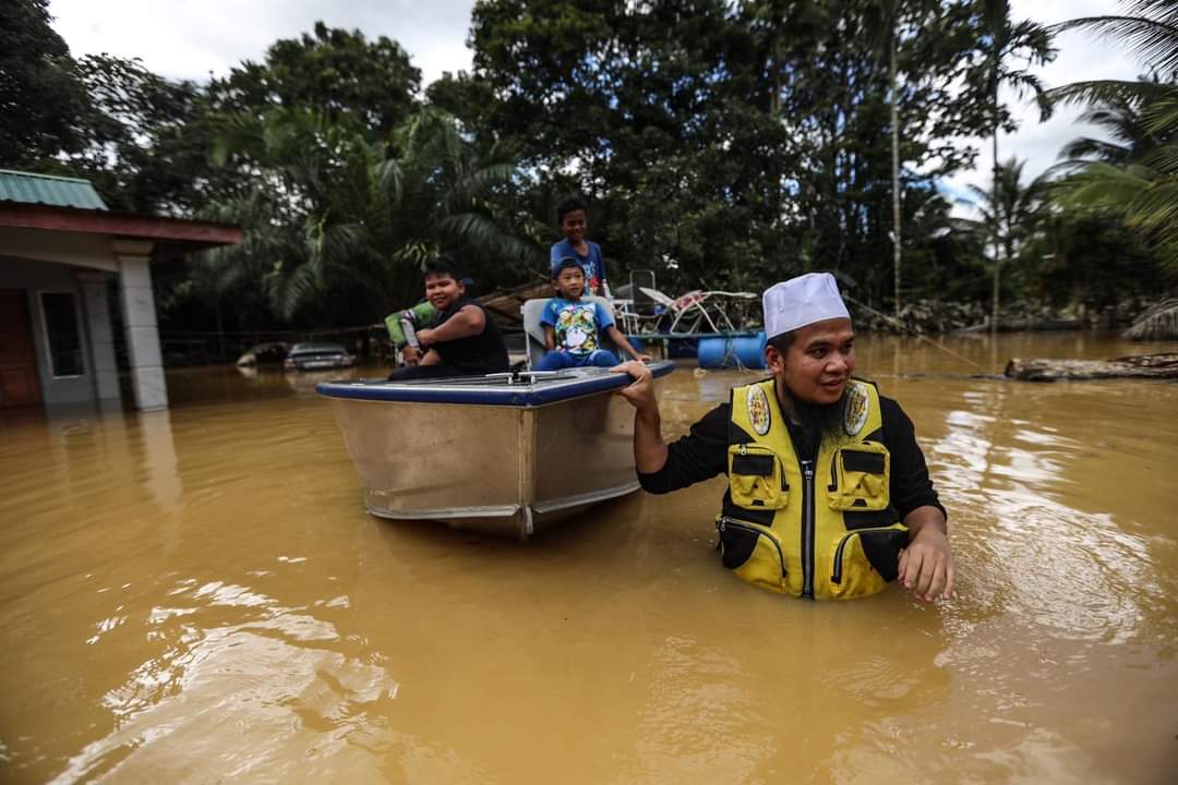 Ebit Lew Sebak Lihat Kesungguhan Tengku Hassanal Beri Bantuan Mangsa Banjir Di Pahang