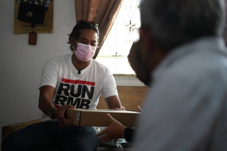 Selepas Syed Saddiq, Giliran KJ Agihkan Laptop Di Rembau