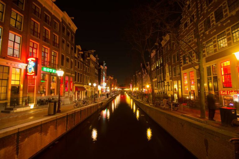Amsterdam Rancang Hapuskan Laluan Ikonik ‘Red Light’ & Rumah Lacur