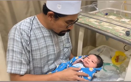 Khas Untuk Bakal Bapa, Ustaz Don Daniyal Ajar Cara Tahnik Bayi Baru Lahir