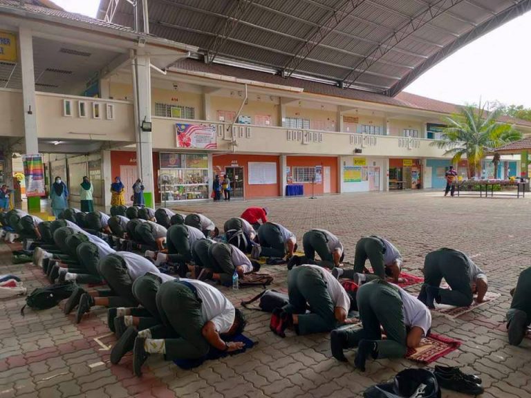 “Budak Kelas Belakanglah Yang Rajin Tegur Cikgu Di Luar..”