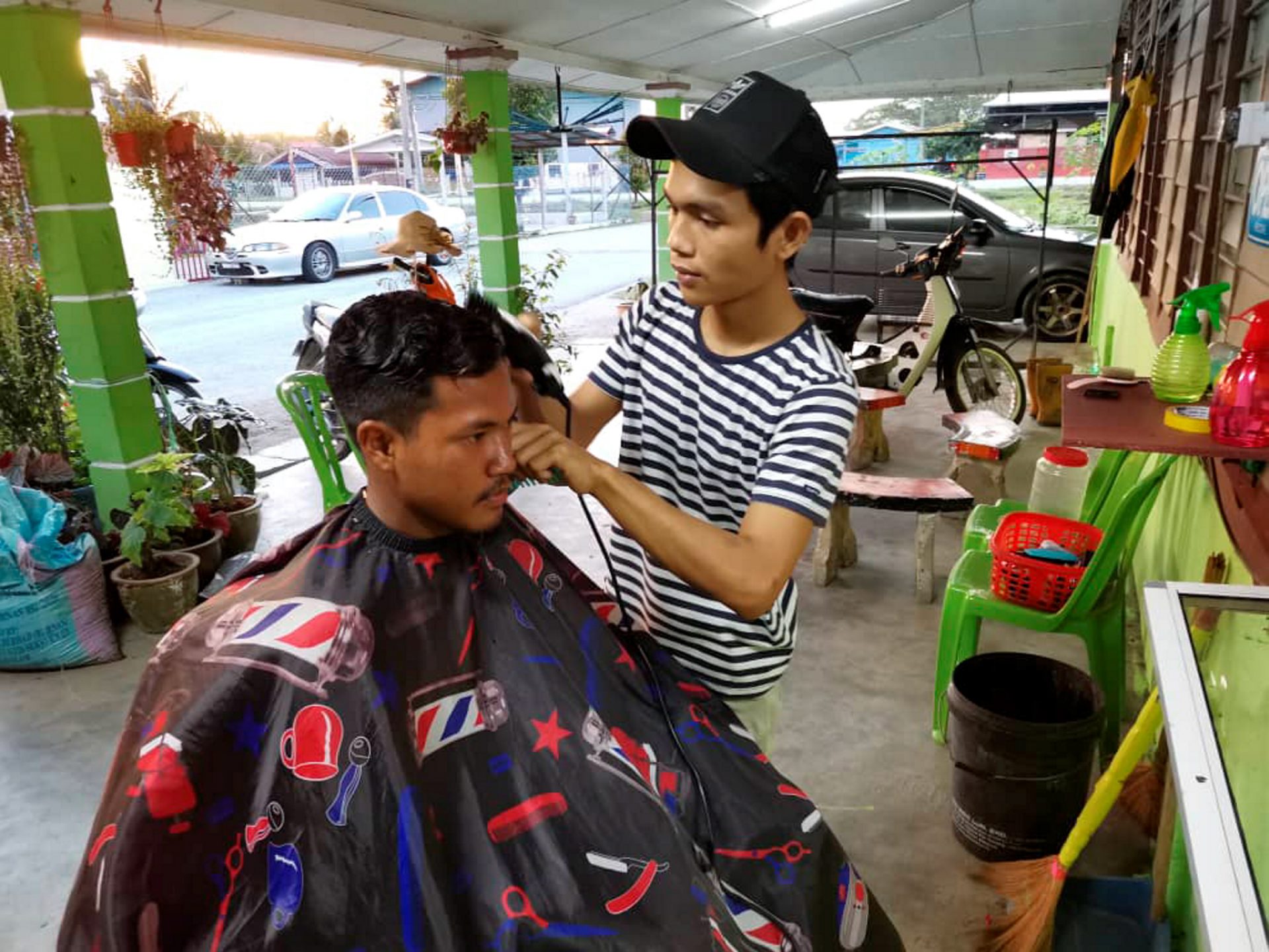 Ambil Skill Dari Youtube, Pemuda OKU Buka Kedai Gunting Rambut
