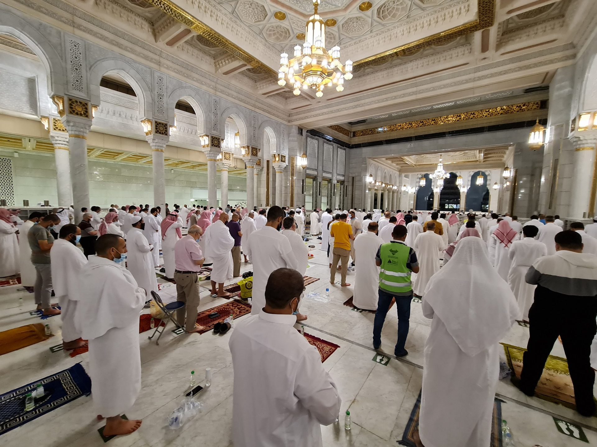 Lelaki Ini Kongsi Pengalaman Pertama Solat Tarawih Di Masjidil Haram Ketika Pandemik