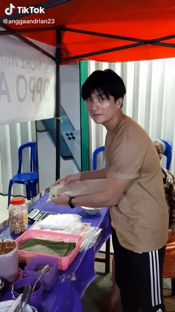 Penjual Nasi Kuning Mirip Lee Min Ho, Terima Lebih 2 Juta Tontonan Di TikTok